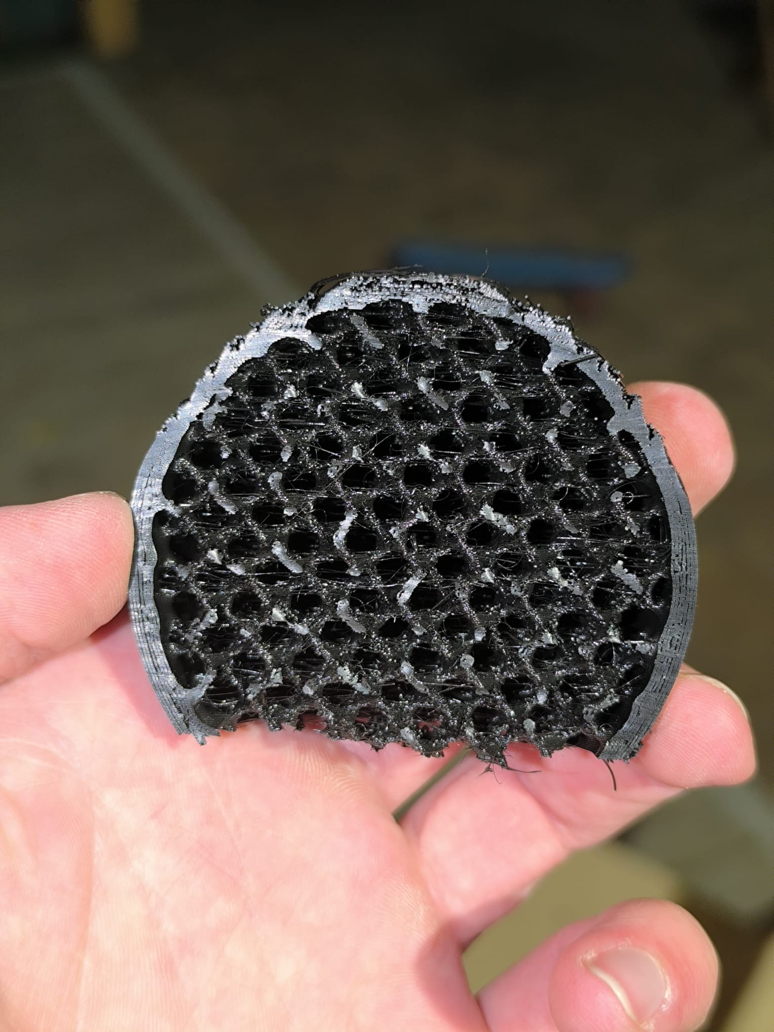 Fyzický prototyp řezu 3D tištěného míčku Aeternal Ball